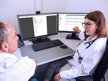 Eine Ärztin bespricht mit einem Patienten seine Untersuchungsergebnisse. Mit der App kann er sich in Zukunft vorab informieren und so besser auf das Gespräch vorbereiten. Symbolfoto: Hassan Akhtarini