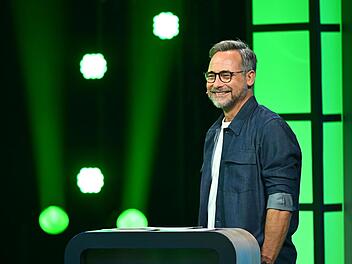 Matthias Opdenh&ouml;vel spielt seinen verschmitzten Charme als Moderator aus.