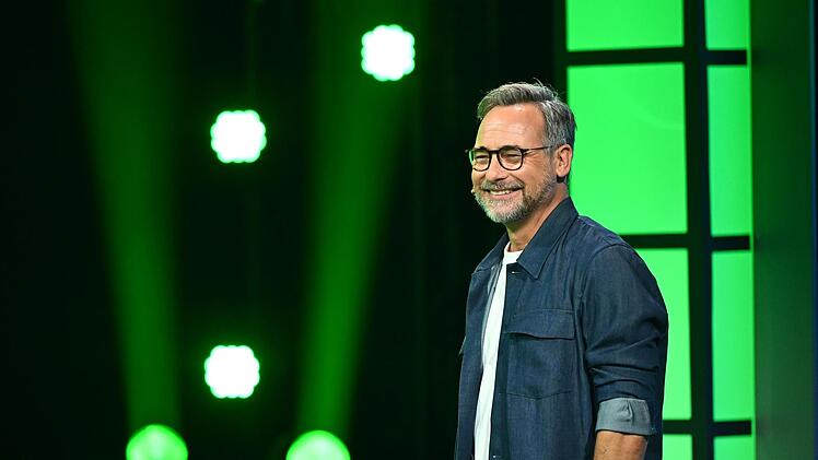 Matthias Opdenh&ouml;vel spielt seinen verschmitzten Charme als Moderator aus.