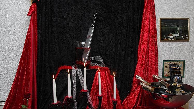 Stimmungsvolle Dekoration begleitete die Gäste zum Krimi-Dinner.