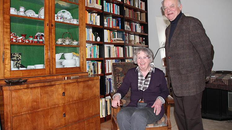 Marie-Luise und Peter Albert sind nach 40 Jahren von Hanau nach Münnerstadt gezogen. Auf der Suche nach einer besonderen Wohnung sind sie im Fränkischen Hof fündig geworden. Fotos: Martina Straub