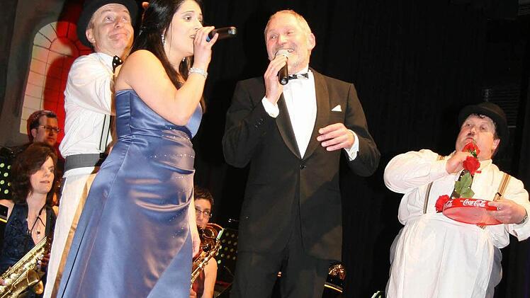 Wenn Stan Laurel alias Matthias Schortmann und Oliver Hardy alias Lothar Beyerlorzer auftreten, wird die Romantik durch den Kakao gezogen und natürlich auch das gewisse Knistern zwischen Franz Langer und Evelin Majour.