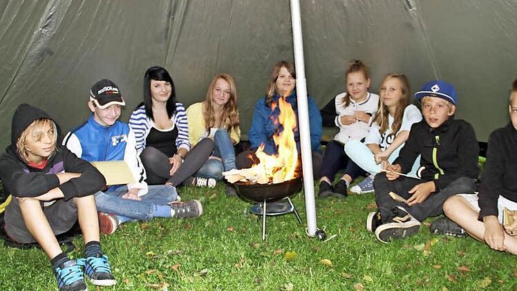 Ein letztes Mal sitzen die Teilnehmer des Coachingprojekts "Fit4LIFe" zusammen in ihrem Zelt um das Feuer. Fotos: Gerda Völk