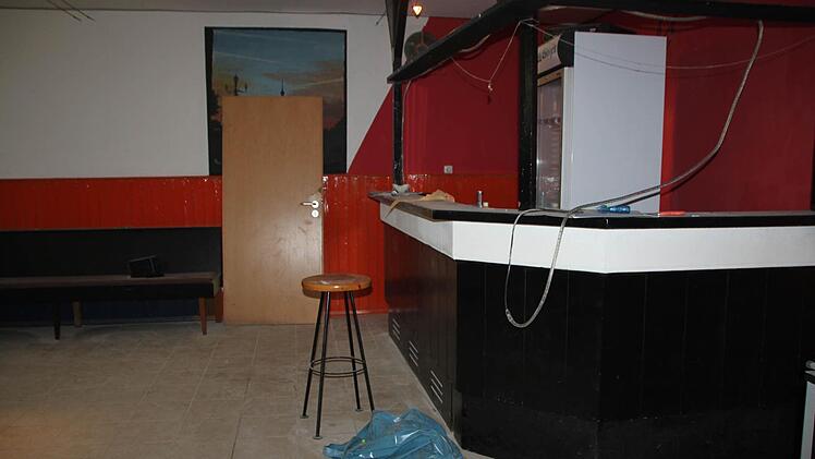 Hinter der Bar wurde eine Durchbruch gemacht - da geht's in Zukunft in eine kleine Küche.