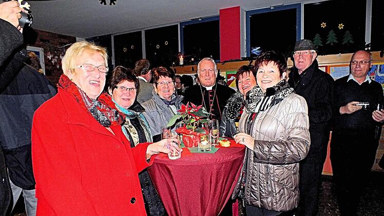 Beim Empfang in der Aula der Grunschule unterhielt sich Bischof Friedhelm auf seiner im eigenen humorvollen Art unter anderem auch sehr angeregt mit Sander Frauen - und die genossen das natürlich. Fotos: Alfons Beuerlein