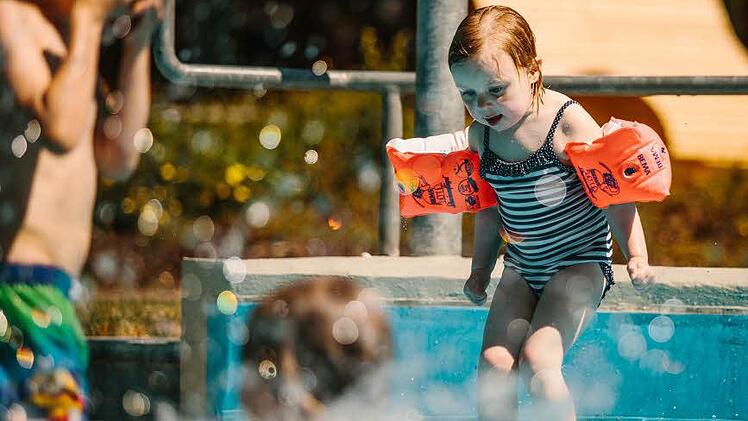 Dana (3) planscht im Wallenfelser Freibad.
