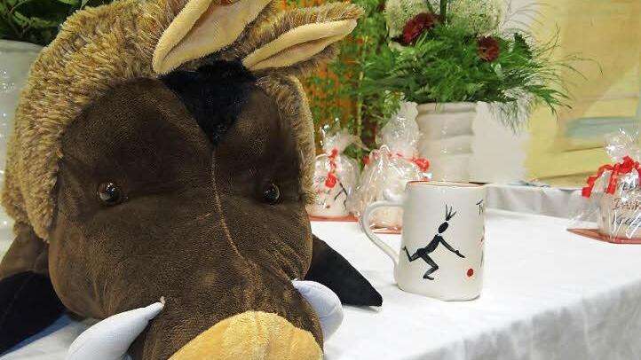 Ein Keiler für die Kegler: Bürgermeister Jürgen Hennemann überreichte der Kegelabteilung den "Lützel", die Kuschelversion des Wappentiers, als Jubiläumsgeschenk. Fotos: Johanna Eckert