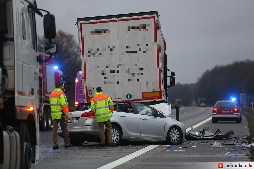 A3 voll gesperrt: Pkw rutscht unter Lkw