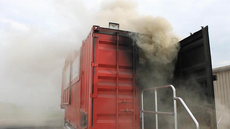 Vom Container stiegen dichte Rauchschwaden in den Himmel.