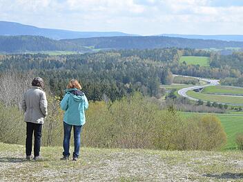 Zwei Frauen genießen die Aussicht vom "Eisfelder Blick", einer Anhöhe, auf der früher ein Wachturm der DDR-Grenztruppen stand. Am gegenüberliegenden Hang ist die Schneise zu erkennen, einst die innerdeutsche Grenze verlief. Foto: Rainer Lutz