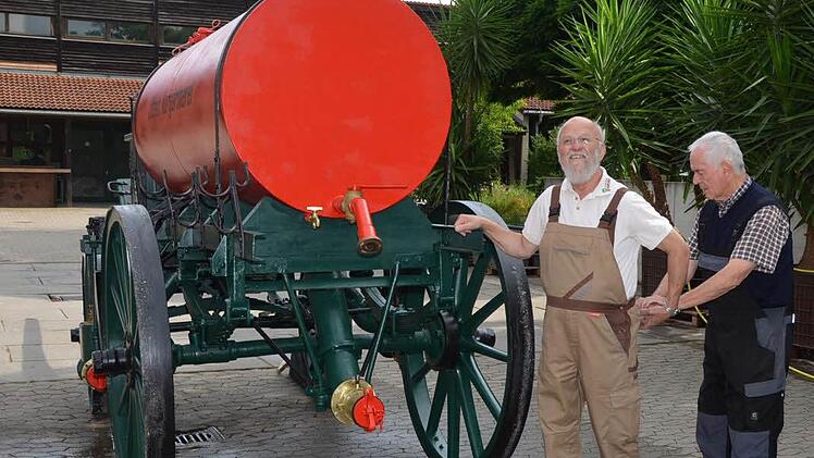 Peter Krug und seine Helfer haben den Sprengwagen von 1912 wieder auf Vordermann gebracht.  Foto: Peter Rauch