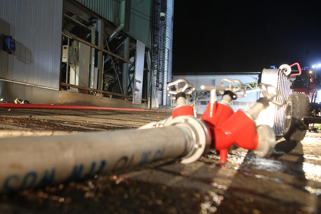 Großeinsatz in Draisendorf: Brand und Verpuffung bei Mühle – großer Schaden