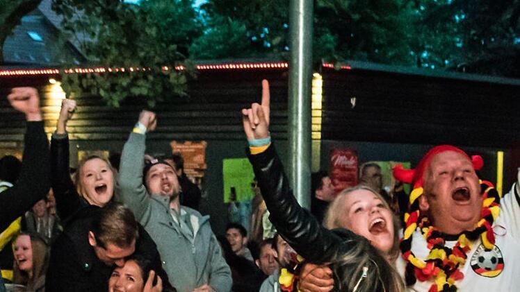 Jubel in der Nachspielzeit: Erst Sekunden vor Schluss hatten die zahlreichen Fans  im Coburger Prinzengarten beim Public Viewing Grund zur Freude - vorausgesetzt natürlich, sie waren Fans des DFB-Teams.Foto: Jochen Berger
