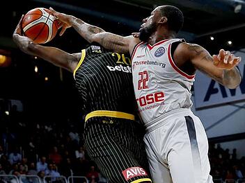 Cliff Alexander (rechts) blockt im Champions-League-Heimspiel gegen AEK Athen den Wurf von Howard Sant-Roos. Der Bamberger Center, der zuletzt deutlich mehr Einsatzzeit als in den Spielen vor dem Jahreswechsel hatte, will nun mit dafür sorgen, dass Vechta auf den Boden der Tatsachen zurückgeholt wird. Foto: Daniel Löb