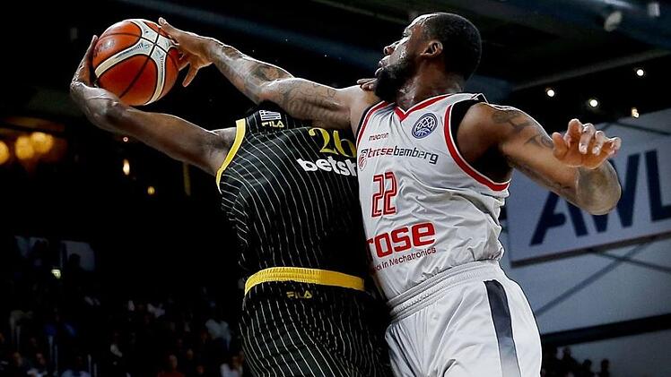 Cliff Alexander (rechts) blockt im Champions-League-Heimspiel gegen AEK Athen den Wurf von Howard Sant-Roos. Der Bamberger Center, der zuletzt deutlich mehr Einsatzzeit als in den Spielen vor dem Jahreswechsel hatte, will nun mit dafür sorgen, dass Vechta auf den Boden der Tatsachen zurückgeholt wird. Foto: Daniel Löb