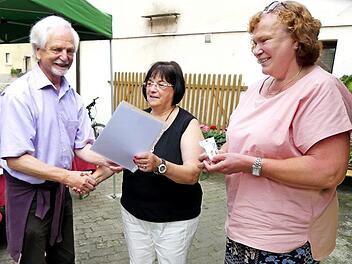 Die Vorsitzende des Gesangvereins Untersteinach, Christine Liebermann (rechts), und Chorleiter Heiner Beyer überreichen Ursula Hübner die Urkunden für "60 Jahre Singen im Chor". Fotos/Repros: Dieter Hübner