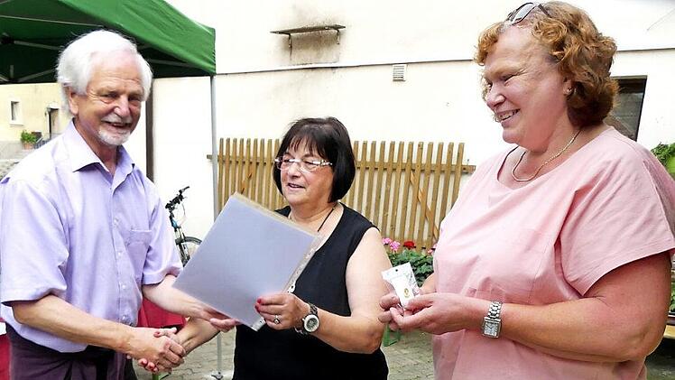 Die Vorsitzende des Gesangvereins Untersteinach, Christine Liebermann (rechts), und Chorleiter Heiner Beyer überreichen Ursula Hübner die Urkunden für "60 Jahre Singen im Chor". Fotos/Repros: Dieter Hübner
