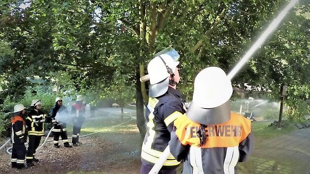 F&uuml;r den Erstangriff sorgte die Feuerwehr Mainleus, eine weitere L&ouml;schwasserversorgung wurde zur Kulmbacher Stra&szlig;e verlegt. Foto: Werner Rei&szlig;aus