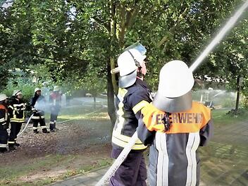Für den Erstangriff sorgte die Feuerwehr Mainleus, eine weitere Löschwasserversorgung wurde zur Kulmbacher Straße verlegt. Foto: Werner Reißaus