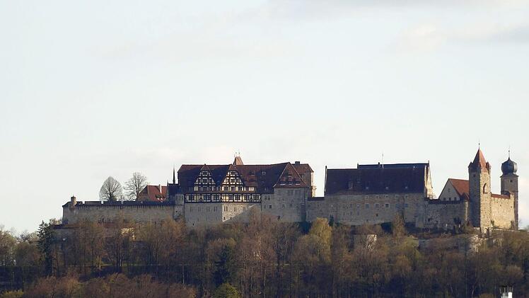 Blick auf die Nordseite der Veste mit dem Fürstenbau. Setzungen haben dort zu Rissen geführt.Foto: Jochen Berger