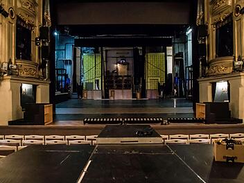 Kein Bühnenbild in Sicht: Blick auf die in Zeiten der Corona-Krise leere Bühne des Landestheaters Coburg.Foto: Jochen Berger