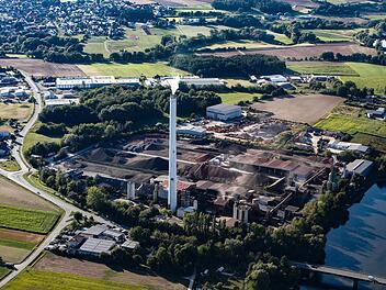Das Luftbild zeigt, dass es bei Liapor nicht nur aus dem Kamin, sondern auch aus dem Drehofen dampft. Foto: Matthias Hoch