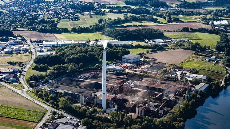 Das Luftbild zeigt, dass es bei Liapor nicht nur aus dem Kamin, sondern auch aus dem Drehofen dampft. Foto: Matthias Hoch