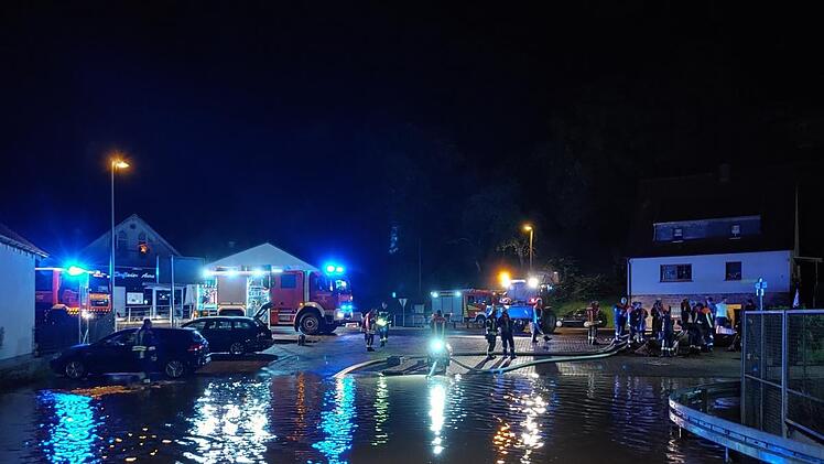 Unwetter in Aura: Heikle Situation in Industriebetrieb - Feuerwehr-Kommandant wird "angst und bange"