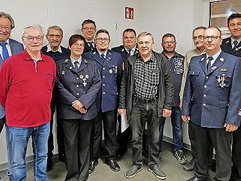 Die geehrten passiven Mitglieder zusammen mit Vorsitzender Carolin Wicklein (rechts), ihrer Stellvertreterin Daniela Wei&szlig; (Vierte von rechts) und dem weiteren Stellvertreter des Landrats, Hans Pietz (links).
