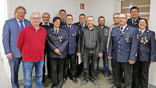 Die geehrten passiven Mitglieder zusammen mit Vorsitzender Carolin Wicklein (rechts), ihrer Stellvertreterin Daniela Wei&szlig; (Vierte von rechts) und dem weiteren Stellvertreter des Landrats, Hans Pietz (links).