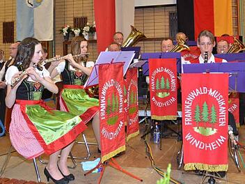 Mit hervorragendem Musik- und Gesangsprogramm begeisterten Musik- und Gesangverein beim Pfingstkonzert in Windheim. Mit im Bild (vorne von rechts) die beiden B-Klarinettistinnen Lena Söllner und Kerstin Löffler. Foto: Karl-Heinz Hofmann