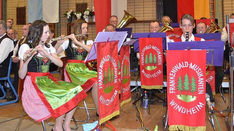 Mit hervorragendem Musik- und Gesangsprogramm begeisterten Musik- und Gesangverein beim Pfingstkonzert in Windheim. Mit im Bild (vorne von rechts) die beiden B-Klarinettistinnen Lena Söllner und Kerstin Löffler. Foto: Karl-Heinz Hofmann