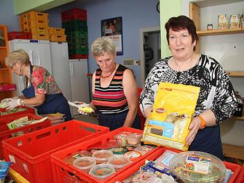 Elfriede Höhn (rechts) bekommt bei Spenden für die Tafel auch Tierfutter und Katzenstreu und gibt dies im Einzelfall an bedürftige Menschen weiter. Doch das soll kein Anreiz sein, um noch mehr Tiere anzuschaffen.  Fotos: Sonja Adam
