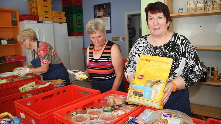Elfriede Höhn (rechts) bekommt bei Spenden für die Tafel auch Tierfutter und Katzenstreu und gibt dies im Einzelfall an bedürftige Menschen weiter. Doch das soll kein Anreiz sein, um noch mehr Tiere anzuschaffen.  Fotos: Sonja Adam