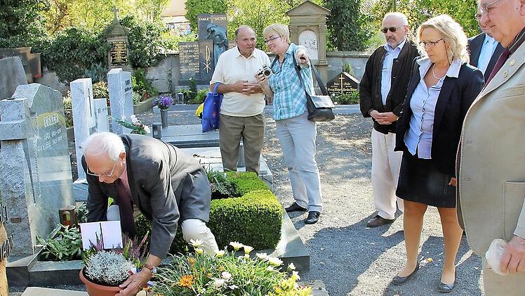 Ein Blumengebinde und Erde aus der Normandie für das Grab von Wilhelm Baumann hatten die Mitglieder der französischen Delegation im Oktober 2011 mitgebracht.Archivfoto: Ralf Kestel