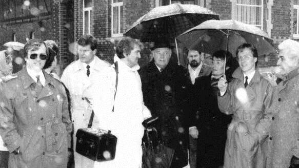 Die Offiziellen aus dem Kreis Kronach erwarteten die Gäste aus der DDR. Das Bild zeigt (von rechts) Hans Möckl, Werner und Claudia Schnappauf, Rudi Daum sowie Georg Konrad (links). Foto: Archiv