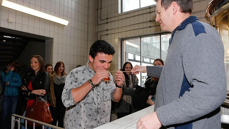 Braumeister Robert Boser informiert über den Brauprozess. Foto: Matthias Hoch