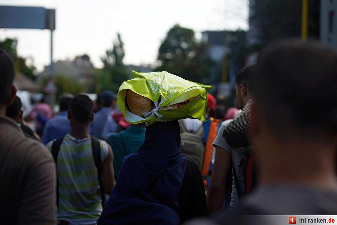 Migrants continue journey through Hungary
