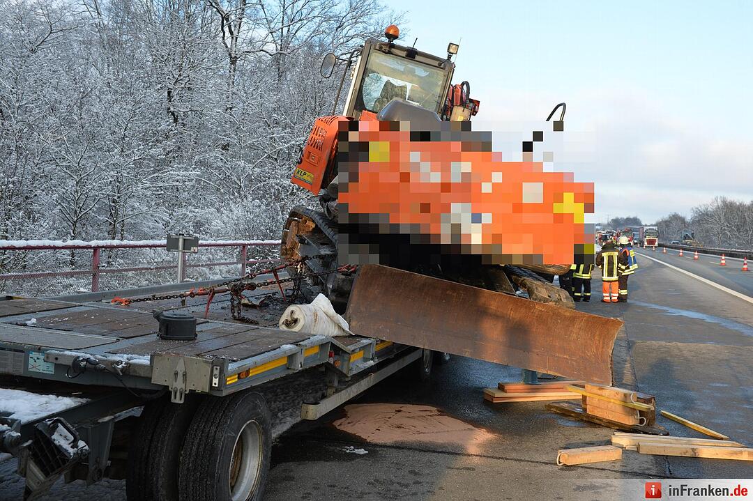 Lkw-Unfall auf A70: Bagger kippt auf Fahrbahn