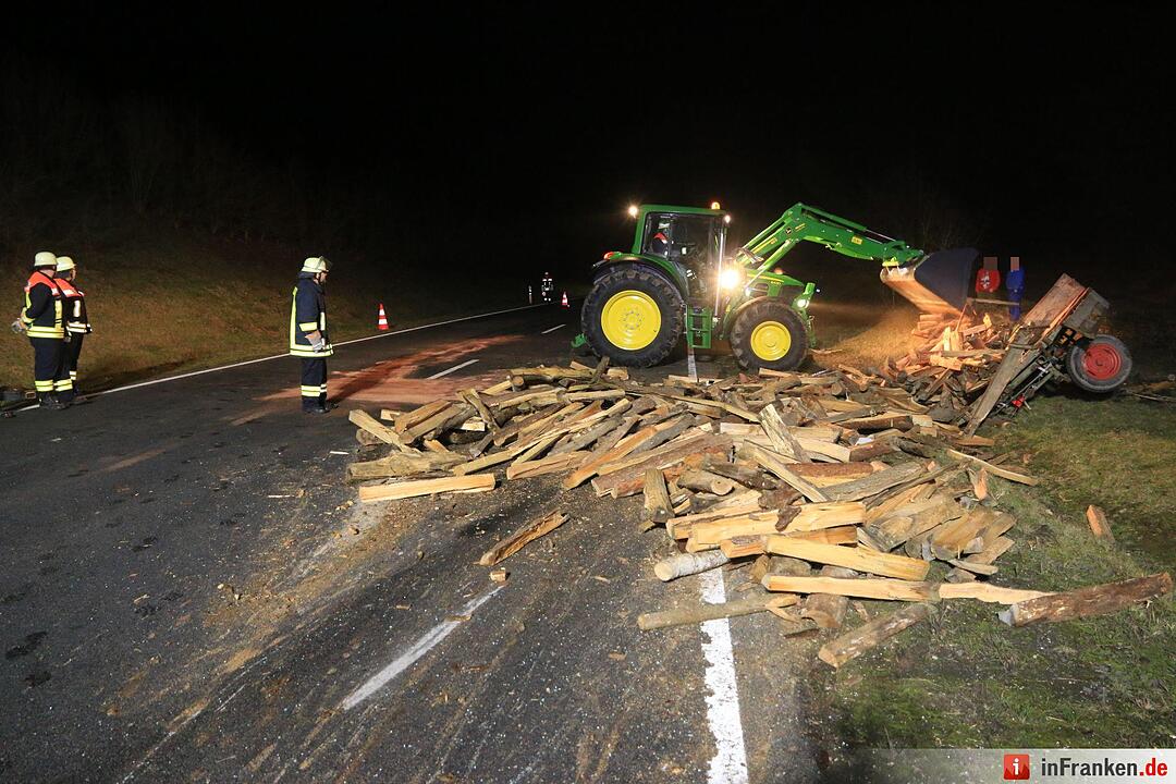 Unfall mit Holztraktor auf B279 bei Reckendorf