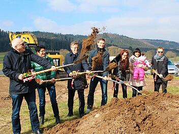 Am ersten Spatenstich für das Erlebnishotel in Neukenroth war gute Laune Trumpf. Foto: Veronika Schadeck