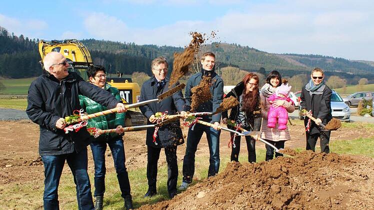 Am ersten Spatenstich für das Erlebnishotel in Neukenroth war gute Laune Trumpf. Foto: Veronika Schadeck