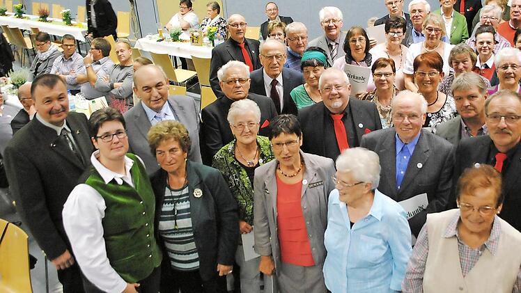 Nahezu 60 Gründungsmitglieder wurden für ihre 25 Jahre währende Mitgliedschaft geehrt. Foto: Evelyn Schneider