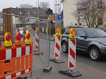 Die Baustelle in der Vacher Straße  in Niederndorf verzögert sich. Foto: Bernhard Panzer