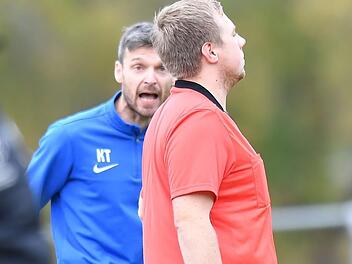 Trainer Kevin Trauner (li.) forderte im Pokalspiel seiner Hüttenbacher in Ermreuth vergeblich eine vierte Einwechslung. Das Bild zeigt ihn in der Bezirksliga-Partie  gegen Schwaig. Foto: Sportfoto Zink