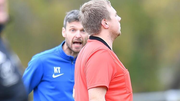 Trainer Kevin Trauner (li.) forderte im Pokalspiel seiner Hüttenbacher in Ermreuth vergeblich eine vierte Einwechslung. Das Bild zeigt ihn in der Bezirksliga-Partie  gegen Schwaig. Foto: Sportfoto Zink