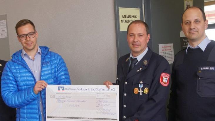 Vorsitzender Markus Hellmuth (Mitte) und Kommandant Georg Gäbelein (rechts) waren erfreut über die von Benedikt Raab von der Baufirma Raab übergebene Sachspende im Wert von 1000 Euro.