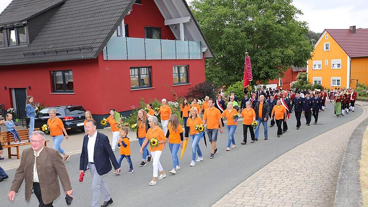 Ein farbenprächtigen Festzug ging am Sonntag durch Kümmersreuth