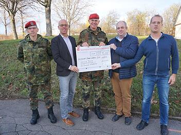 3815 Euro konnten für die Deutsche Kriegsgräberfürsorge gesammelt werden. Das Bild zeigt (von links):  Stabsfeldwebel Markus Sturm, den Wildfleckener Bürgermeister Gerd Kleinhenz,  den Standortältesten Oberstleutnant Roman Jähnel, Volksbund-Bezirksgeschäftsführer Oliver Bauer und den Vorsitzenden der Reservistenkameradschaft Wildflecken David Baer.  Foto: Marion Eckert