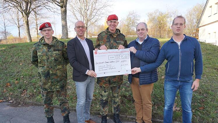3815 Euro konnten für die Deutsche Kriegsgräberfürsorge gesammelt werden. Das Bild zeigt (von links):  Stabsfeldwebel Markus Sturm, den Wildfleckener Bürgermeister Gerd Kleinhenz,  den Standortältesten Oberstleutnant Roman Jähnel, Volksbund-Bezirksgeschäftsführer Oliver Bauer und den Vorsitzenden der Reservistenkameradschaft Wildflecken David Baer.  Foto: Marion Eckert